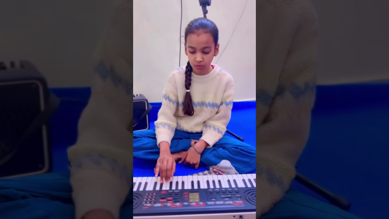 one hand on keyboard by little girl #burari | Rhythm music academy